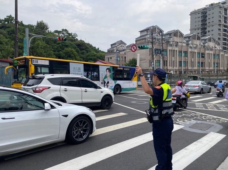 中秋連假將屆，警政署預估各地將湧現返鄉、旅遊人潮，已要求各地警局針對觀光遊憩景點等易壅塞路段，提前規劃交通疏導勤務，並配合交通主管機關進行管制措施；特別呼籲酒後不開車。（警政署提供）中央社記者劉建邦傳真　114年10月3日