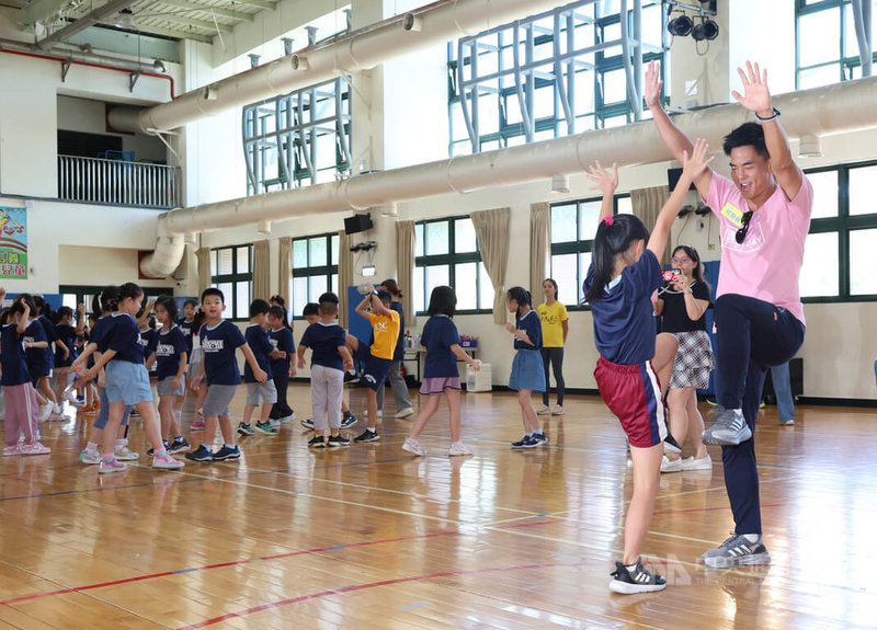 「樂動150,全齡動起來」宣導記者會3日在台北信義國小活動中心舉行,推廣大使柯有倫(前右)與小朋友一起跳伸展操,推廣規律運動從小做起,打造全齡運動生活。中央社記者張新偉攝 114年10月3日