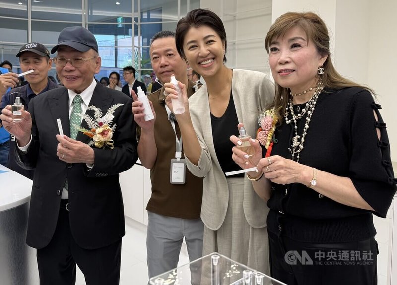 南投旺來產業園區首家觀光工廠「亞洲香研所」開幕典禮3日舉行,縣長許淑華(右2)、愛妮雅集團總裁陳威中(前左)等人出席。中央社記者蕭博陽南投縣攝 114年10月3日