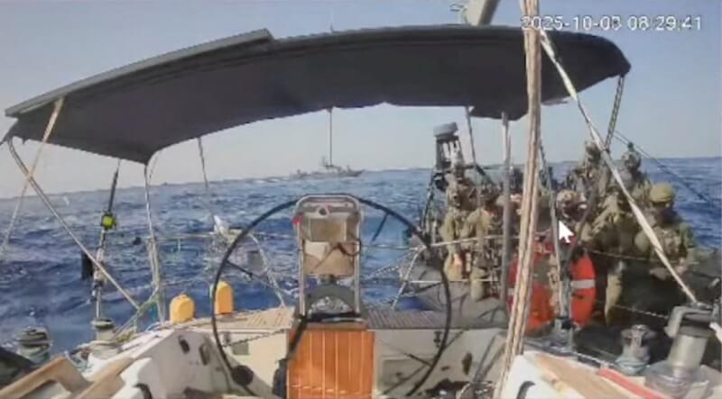 以色列海軍攔截航向加薩走廊的人道援助船隊。（Global Sumud Flotilla/Handout via 路透社）