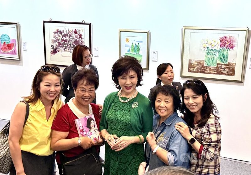 資深藝人白嘉莉（前中）3日在新光三越高雄左營店舉辦畫展，主題以「愛」為出發，集結40多年來創作，展出逾70幅作品，參觀民眾開心與白嘉莉合影。中央社記者董俊志攝  114年10月3日