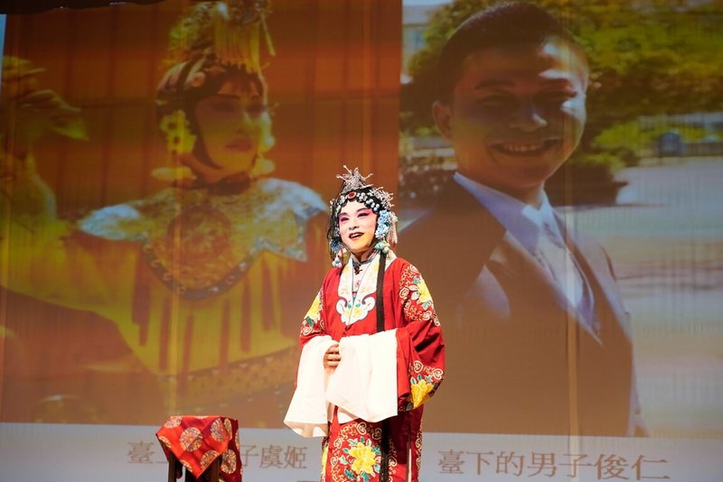 「新北女孩日」淡水女史走讀活動3日在海關碼頭舉行，花雅戲曲藝術教育推廣協會總幹事潘俊仁（圖）在京劇中反串女性角色，展現優雅身段及旦角特有的蹺功（假肢）表演技巧。（新北市府社會局提供）中央社記者黃旭昇傳真　114年10月3日