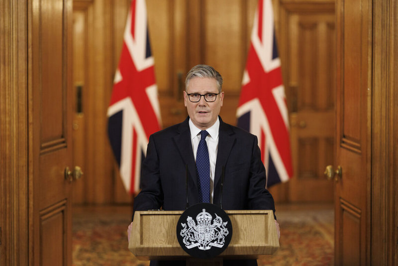 英國曼徹斯特市一座猶太會堂2日上午遭遇恐怖攻擊，英國首相施凱爾傍晚表示，他將盡一切所能保證英國猶太社群安全，包括在相關機構和建築物周邊加強維安警力。（英國首相府提供）中央社記者陳韻聿倫敦傳真　114年10月3日