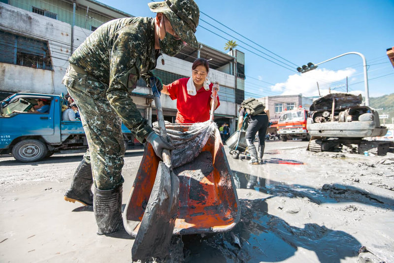 陸軍司令部3日指出，國軍官兵投入災後復原，獲民眾肯定。（陸軍司令部提供）中央社記者吳書緯傳真 114年10月3日