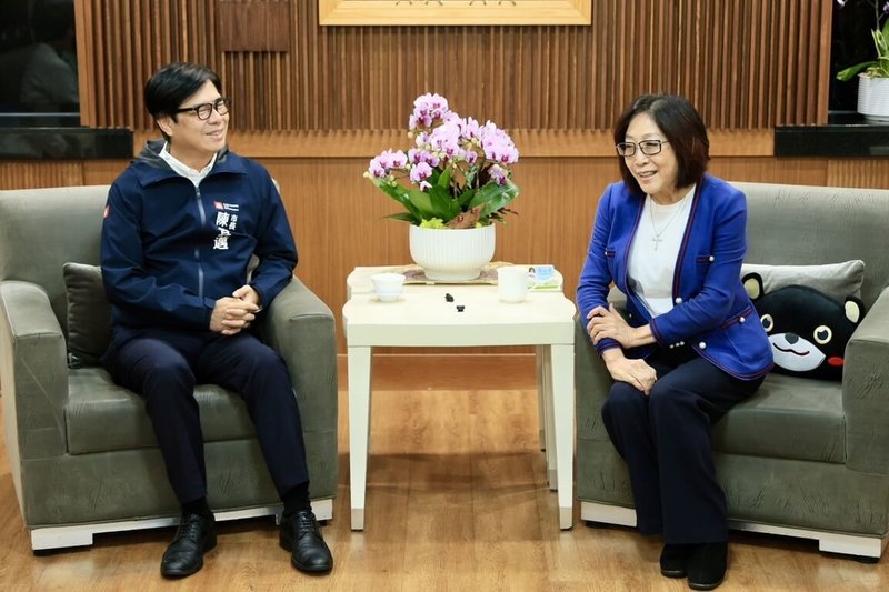 高雄市議會定期大會3日開幕,市長陳其邁(左)率領市府團隊前往議會,向議長康裕成(右)及國民黨團、無黨團結聯盟及民進黨團拜會致意。(高雄市政府提供)中央社記者蔡孟妤傳真 114年10月3日