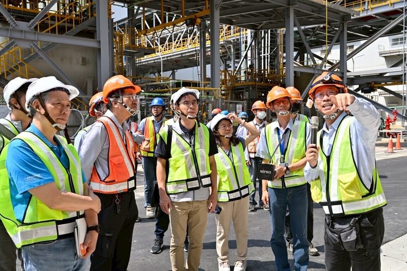 桃園市政府2日針對轄內大潭電廠新建7至9號燃氣機組進行總體檢,並與大潭電廠建立聯繫平台,若發生事故可在第一時間通報區公所及里長,以利相關應變等。(桃市府提供)中央社記者葉臻傳真 114年10月3日