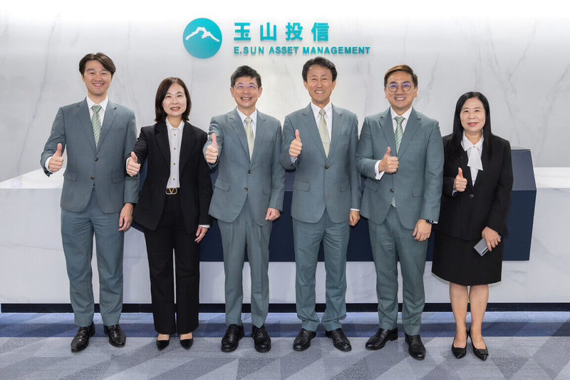 玉山金控3日舉行玉山投信揭牌儀式，玉山金表示，旗下子公司保德信投信已在10月1日更名為玉山投信，將是金控跨入資產管理業務的關鍵布局。圖為玉山金控董事長黃男州（左3）、玉山投信董事長陳茂欽（右3）、總經理梅以德（右2）與團隊在玉山投信揭牌儀式後合影。（玉山金提供）中央社記者蘇思云傳真　114年10月3日
