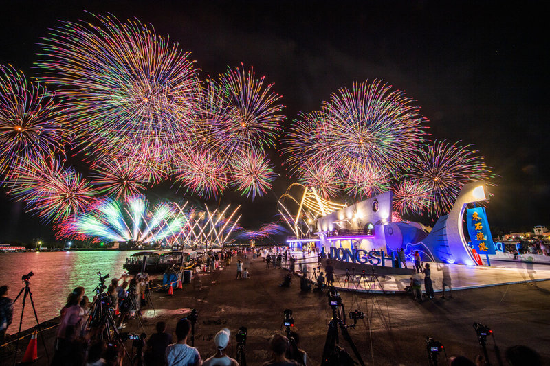 嘉義縣2025東石海之夏活動6日中秋夜將施放備受期待的「海上煙火秀」,時間長達12分鐘。圖為2024年煙火盛況。(文觀局提供)中央社記者蔡智明傳真 114年10月3日