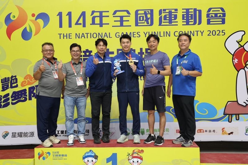 114年全國運動會在雲林，「世界貓王」唐嘉鴻（右3）3日在男子競技體操個人全能賽事重返王座，以總分78.598分摘金。（鄭焜杰提供）中央社記者黎建忠傳真　114年10月3日