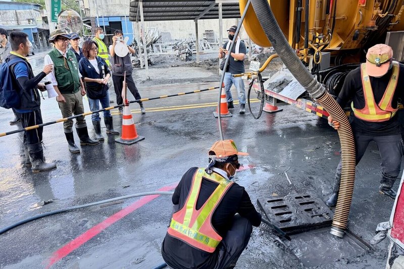 高雄市政府成立跨局處救災團隊，協助花蓮光復災區清除污泥與環境復原，高雄市長陳其邁（後左2）與議長康裕成（後左3）3日前往花蓮慰勉團隊成員並贈加菜金。（高雄市政府提供）中央社記者蔡孟妤傳真  114年10月3日