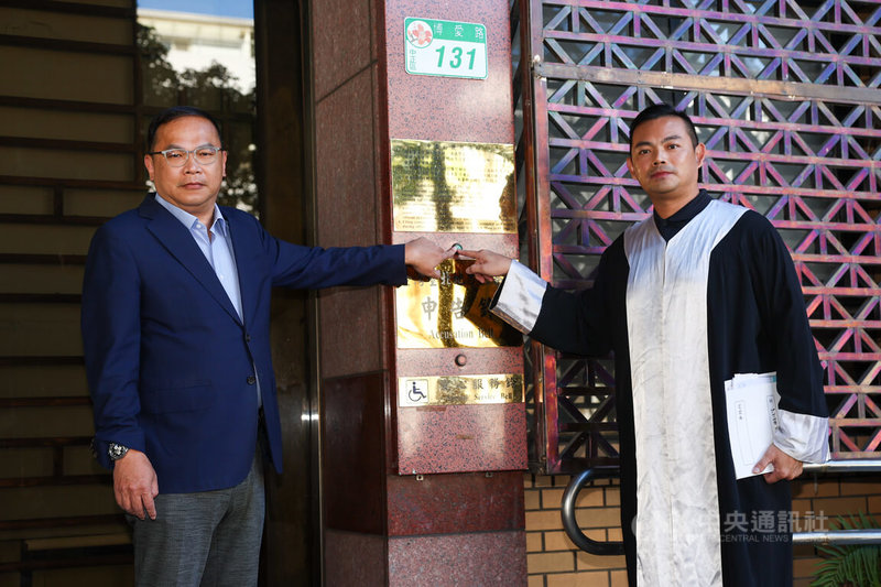 民眾黨主席黃國昌遭指控培養跟拍集團拍攝特定政治人物,對此,民進黨立委王義川(左)3日以被跟拍當事人的身分,在律師陪同下到台北地檢署按鈴告發黃國昌。中央社記者王騰毅攝 114年10月3日