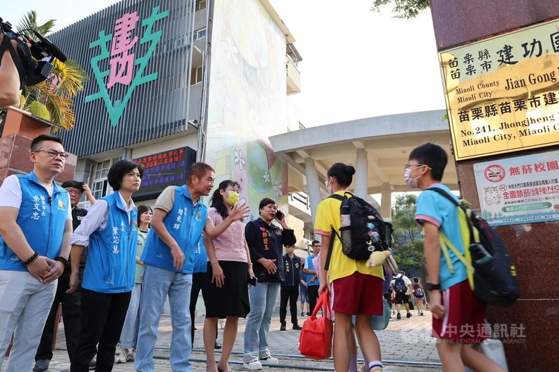 苗栗市2日發生隨機傷人案件,案發地點距離苗栗市建功國小不到500公尺。苗栗縣長鍾東錦(前左3)3日一早前往視察警察局執行護童勤務,重申對學童安全及社會治安的重視。中央社記者管瑞平攝 114年10月3日