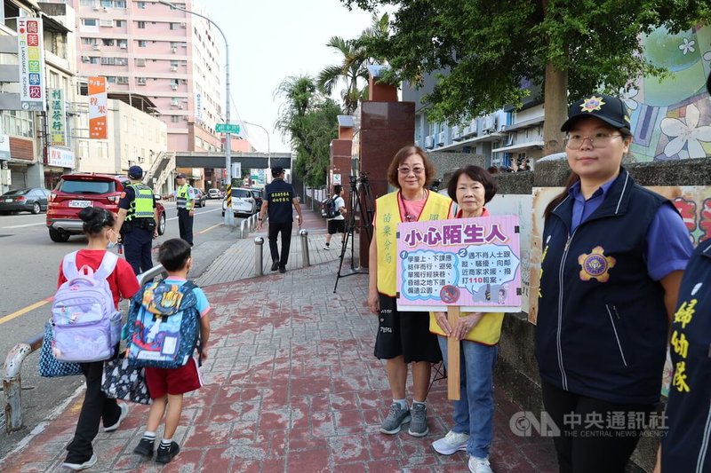苗栗市2日發生男子持刀隨機攻擊路人事件,造成2名學童、1名男子受傷送醫。警方3日一早在案發附近校門執行護童專案,加強宣導。中央社記者管瑞平攝 114年10月3日