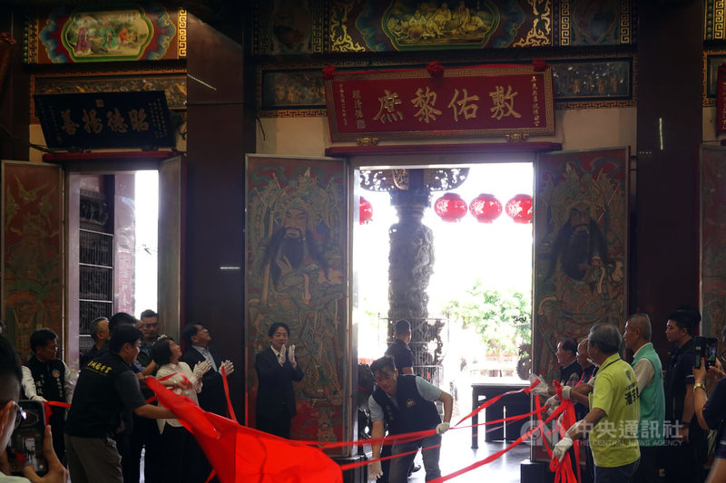 花蓮馬太鞍溪堰塞湖溢流重創光復鄉,總統賴清德(中左)3日前往屏東縣車城福安宮參拜並贈匾,感謝廟方多次賑災的公益善行,並祈求土地公保佑台灣繼續向前行。中央社記者李卉婷攝 114年10月3日