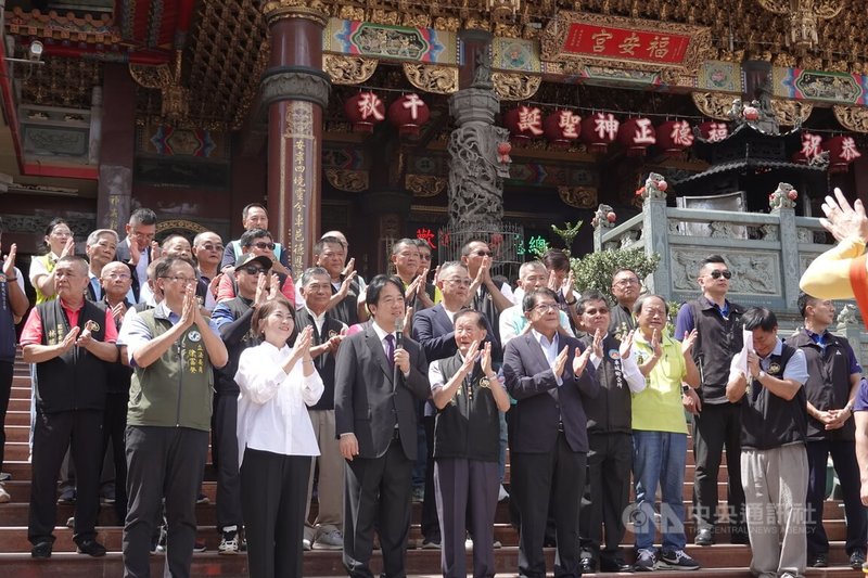 總統賴清德(前左3)3日上午抵達屏東縣車城福安宮參拜,並步行到廟埕前與民眾對話,賴總統表示,台灣經濟成長率超過日本、美國及中國,呼籲台灣人要對自己有信心。中央社記者李卉婷攝 114年10月3日