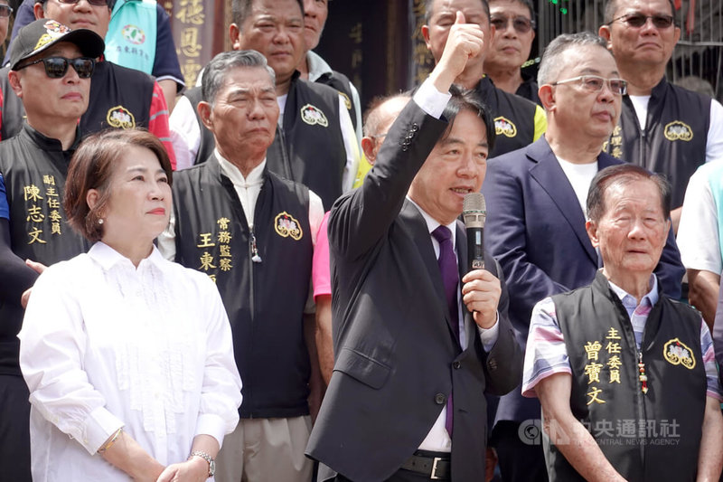 花蓮馬太鞍溪堰塞湖溢流釀災，總統賴清德（前中）3日到屏東縣車城福安宮參拜，並感謝全台志工協助救災，豎起大拇指欽佩台灣人互助團結精神。中央社記者李卉婷攝　114年10月3日