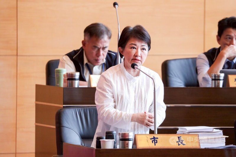 台中市長盧秀燕(前)3日在台中市議會答詢表示,台中市政府持續與遭美國海關實施暫扣令的巨大機械工業股份有限公司保持聯繫,巨大也請求經濟部、外交部支援協助,但尚未了解被查扣原因。中央社記者郝雪卿攝 114年10月3日