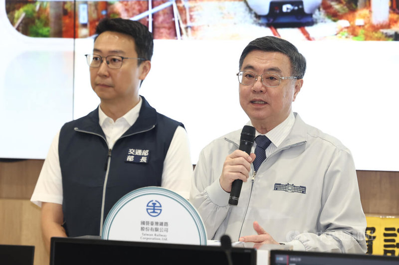 行政院長卓榮泰（右）3日在交通部長陳世凱（左）陪同下，前往台北車站聯合防災中心視察連假鐵公路疏運情形，感謝相關工作人員辛勞並預祝中秋佳節快樂。中央社記者王騰毅攝　114年10月3日