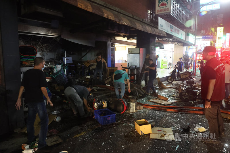 新北市蘆洲區長安街一家自助餐店3日晚間疑氣爆，目前火勢已撲滅，共7人受傷送醫，意識清楚，起火原因待調查。中央社　114年10月3日