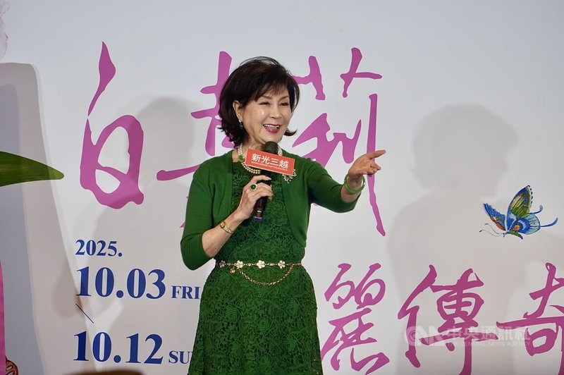 資深藝人白嘉莉（圖）投身藝術界後創作無數，3日起在高雄推出「白嘉莉美麗傳奇」個人畫展，白嘉莉說，每幅畫都是她用心用愛所繪，也等於是她給大家的一封情書。中央社記者董俊志攝  114年10月3日