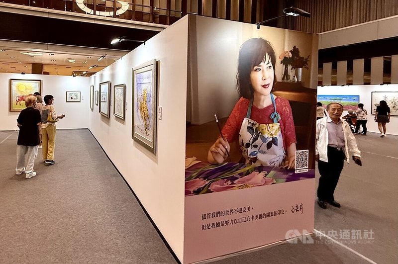 「白嘉莉美麗傳奇」藝術展3日起在新光三越高雄左營店登場，主題以「愛」為出發，集結40多年創作，資深藝人、藝術家白嘉莉表示，每幅畫都是她用心用愛所繪，也等於是她給大家的一封情書。中央社記者董俊志攝  114年10月3日
