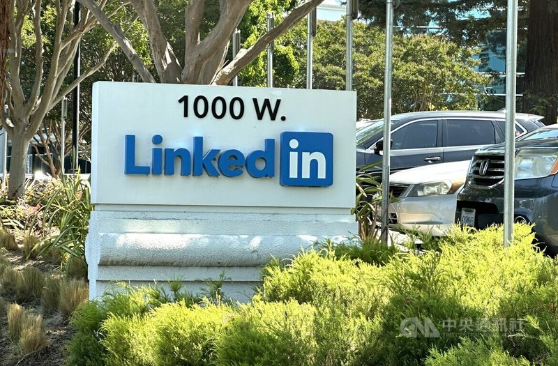 求職社群平台領英（LinkedIn）執行長羅斯蘭斯基在舊金山一場談話中強調，未來職場AI技能將比學位更具優勢。中央社記者張欣瑜舊金山攝　114年10月3日