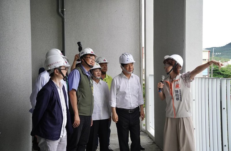 總統賴清德(前右2)3日南下赴屏東恆春半島視察社福建設,並前往還在興建中的車城鄉住宿式長照機構,聽取相關導覽解說。前右3為屏東縣長周春米。(屏東縣政府提供)中央社記者李卉婷傳真 114年10月3日
