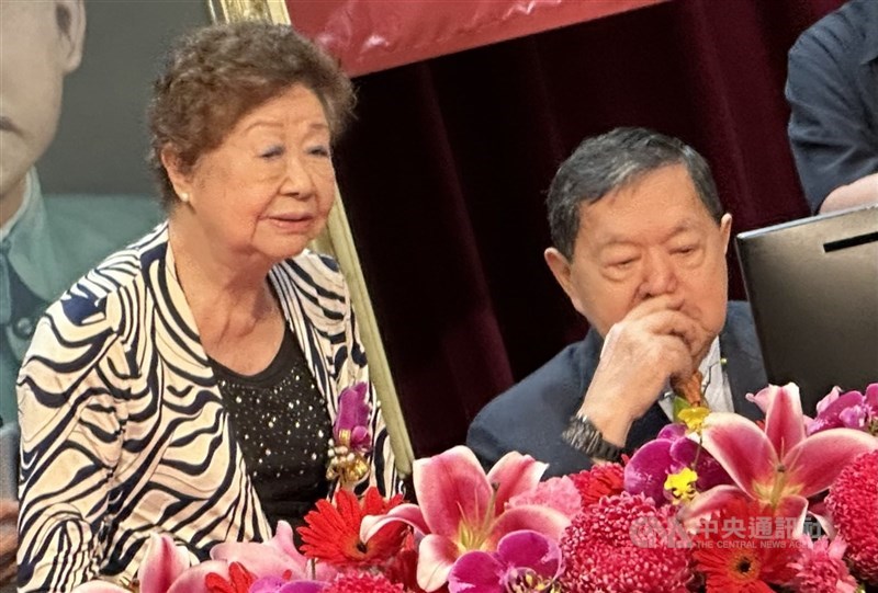 圖為遠東商銀董事長侯金英（左）。 （中央社檔案照片）