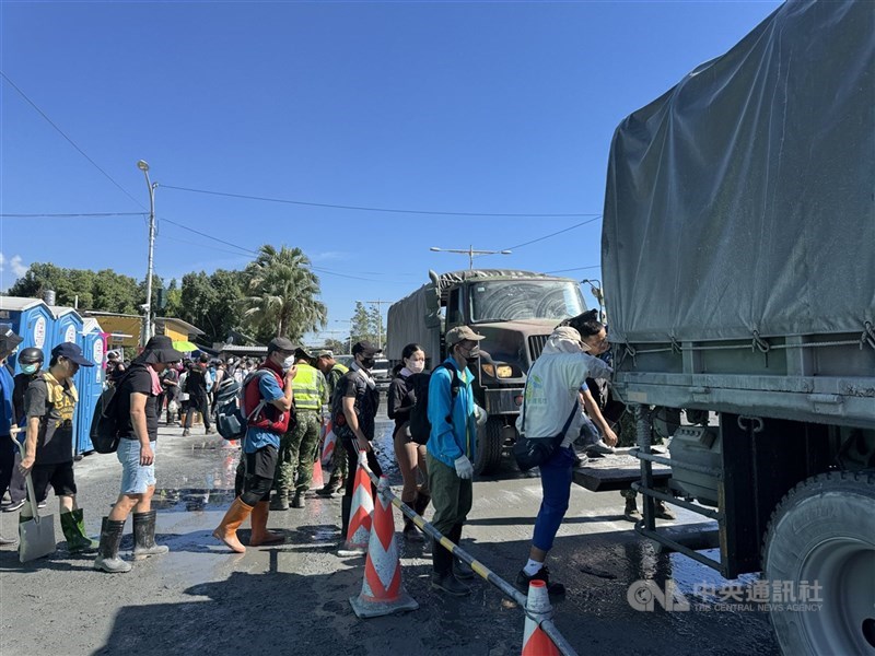 各地鏟子超人湧入花蓮光復投入救災，衛生福利部國民健康署提醒防熱傷害。（中央社檔案照片）