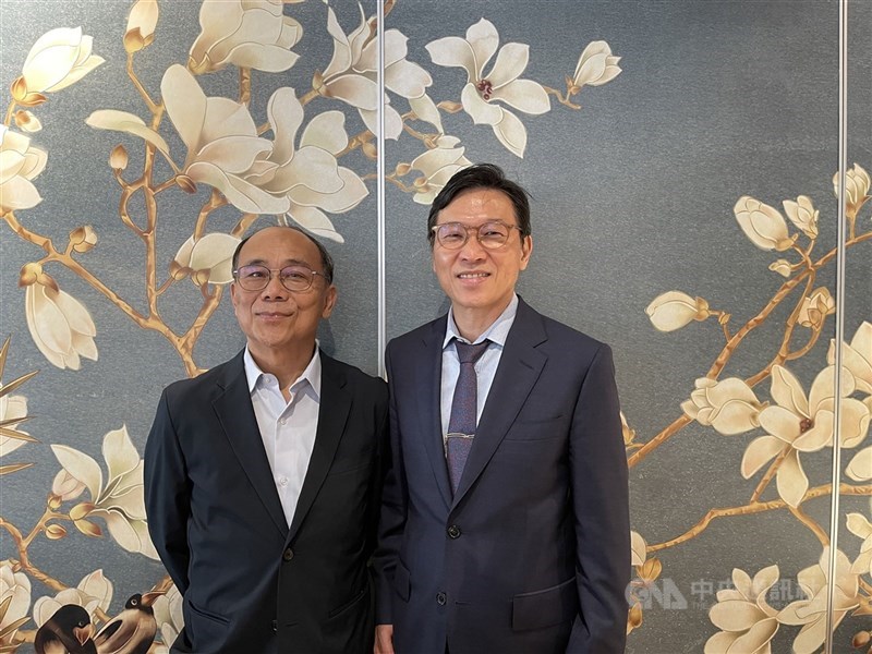 圖右為長聖董事長劉銖淇。（中央社檔案照片）