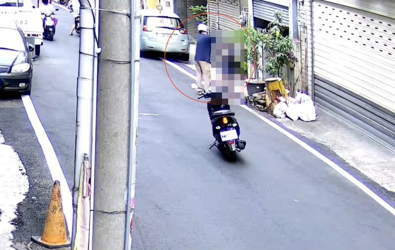 曾犯隨機殺人案的邱姓男子出獄半年後,2日又循同樣模式在苗栗縣苗栗市住處附近持刀行凶,2名幼童及1名成人遇劫受傷,案發後約1小時警方迅速圍捕邱姓男子到案。(民眾提供)中央社記者管瑞平傳真 114年10月3日
