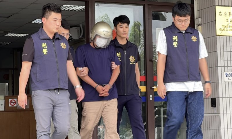 48歲邱姓男子在苗栗市持刀隨機砍傷2名學童及1名男子。據了解,邱嫌落網至今,面對警方詢問多保持沉默不語,但都有正常進食用餐,3日下午被依殺人未遂罪移送苗栗地檢署偵辦。(民眾提供)中央社記者管瑞平傳真 114年10月3日