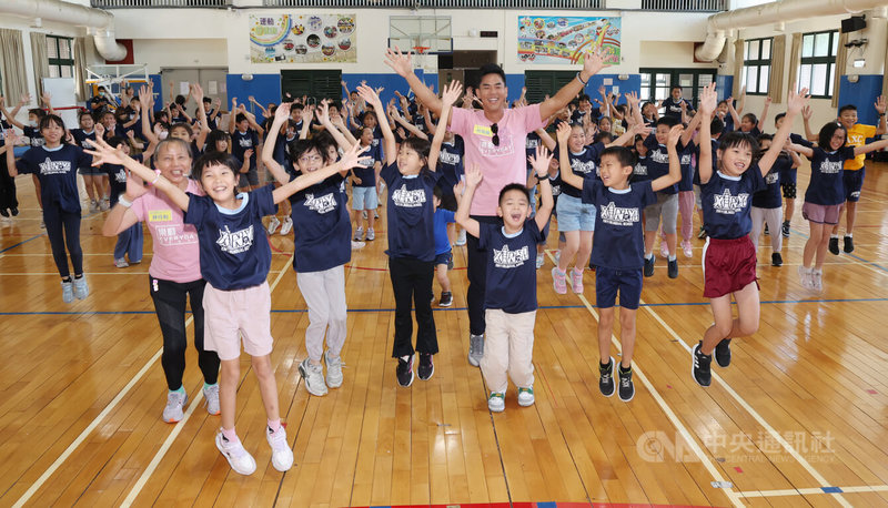 「樂動150,全齡動起來」宣導記者會3日在台北信義國小活動中心舉行,推廣大使柯有倫(中,粉紅色上衣)號召學童與家長從日常生活開始養成運動好習慣。中央社記者張新偉攝 114年10月3日