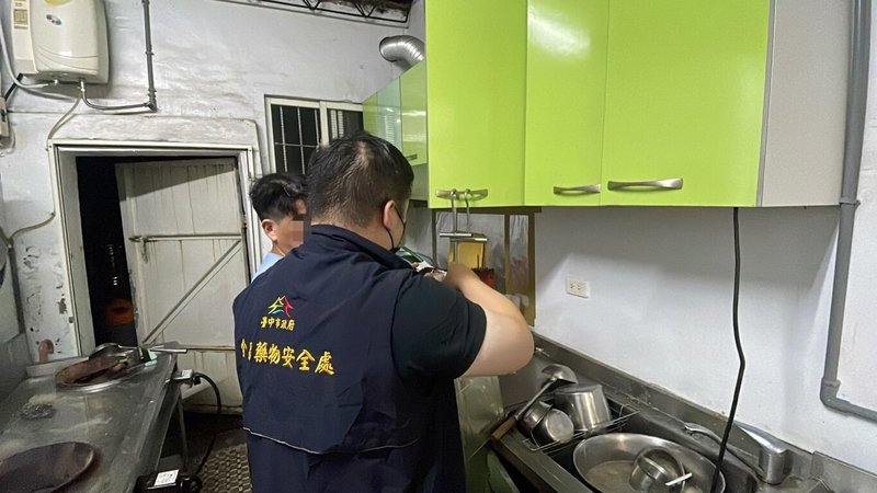 台中市食品藥物安全處3日接獲台中美國學校疑食物中毒通報，派員到供膳餐廳及學校稽查與採檢。（台中市政府提供）中央社記者郝雪卿傳真 114年10月3日