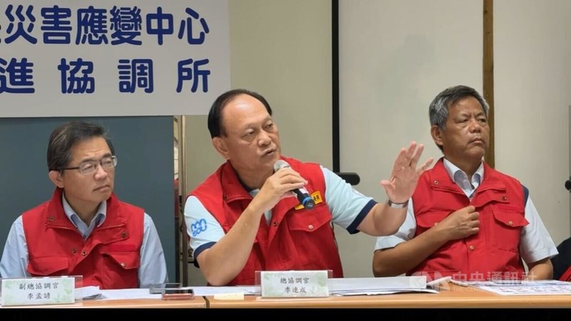 行政院政務委員季連成(中)輪值花蓮中央救災中心前進指揮所總協調官,他3日上午舉行記者會說明2日工作進度,並宣布3日中午前完成居家清理,下午會將重心擺在道路清淤。中央社記者張祈花蓮攝 114年10月3日