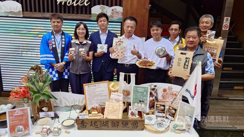 嘉義縣鹿草鄉公所、農會與奮起湖大飯店3日發表鹿草牛奶香米奮起湖鐵路便當,盼以2地聯名產品活絡地方經濟,並嘉義縣長翁章梁(左4)當代言人。中央社記者蔡智明攝 114年10月3日