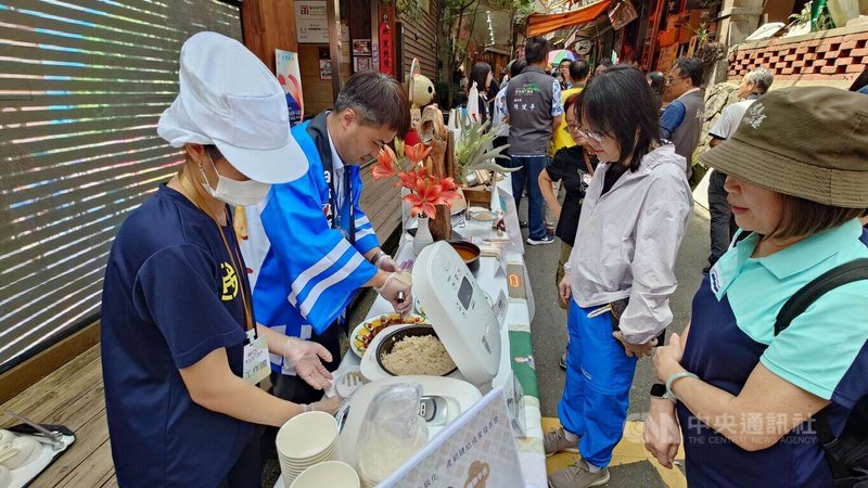 嘉義縣鹿草鄉公所、農會與奮起湖大飯店3日共同發表鹿草牛奶香米奮起湖鐵路便當,吸引不少遊客試吃。中央社記者蔡智明攝 114年10月3日