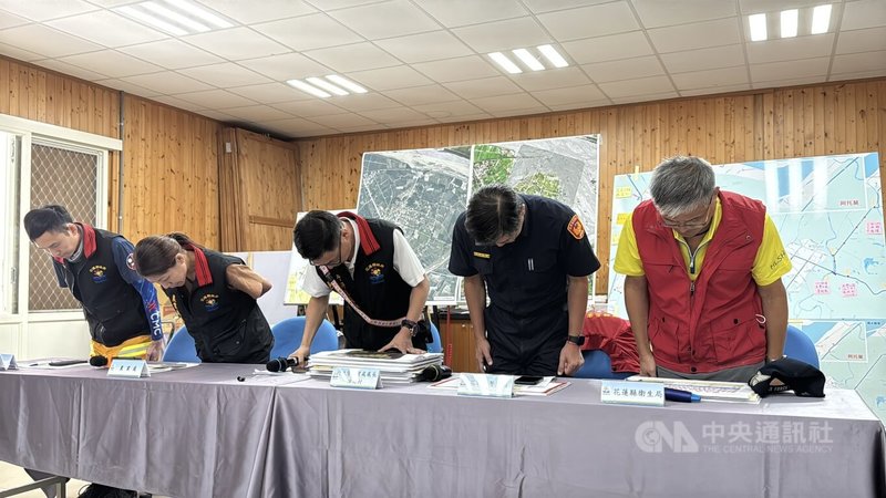馬太鞍溪堰塞湖溢流重創花蓮縣光復鄉,連日來,政府、民間團體及志工們進入災區協助清淤,花蓮縣府行政研考處長陳建村(中)3日率領局處首長,向「鏟子超人」們鞠躬致謝。中央社記者張祈攝 114年10月3日