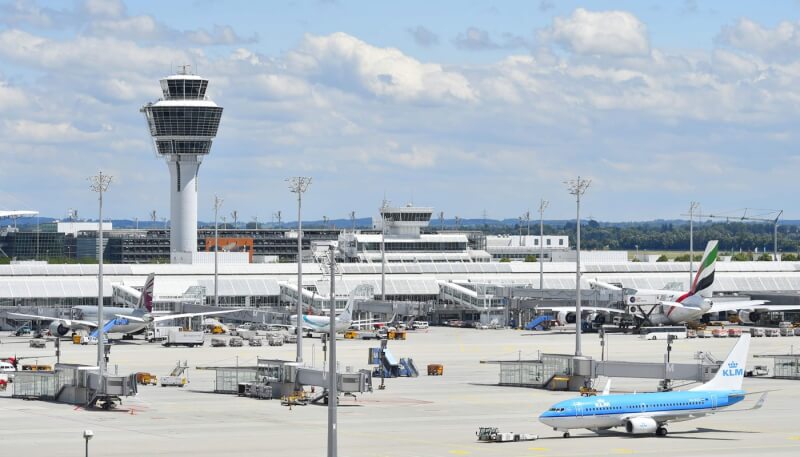 慕尼黑機場塔台與停機坪。（圖取自慕尼黑機場網頁munich-airport.com/）