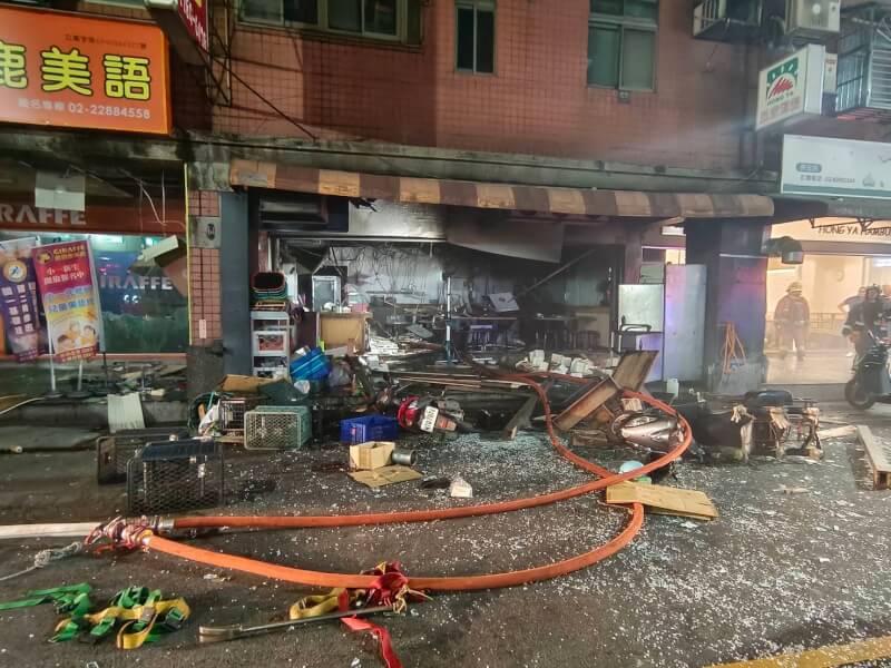 新北市蘆洲區長安街一間自助餐店3日晚間疑氣爆，消防局緊急派員搶救，目前火勢已撲滅，共7人受傷送醫。（新北消防局提供）中央社記者曹亞沿傳真　114年10月3日