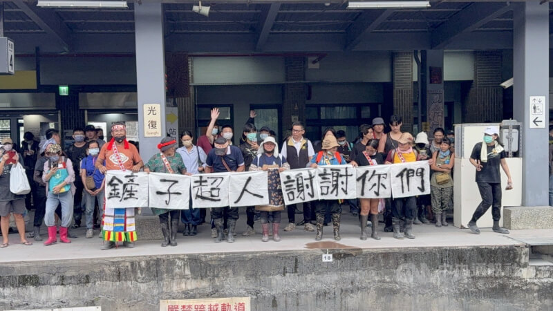 來自各地「鏟子超人」協助花蓮縣光復鄉災民清理家園,當地族人2日下午拿著「鏟子超人謝謝你們」布條走到台鐵月台,向即將離開的志工們鞠躬道謝。中央社記者張祈攝 114年10月2日