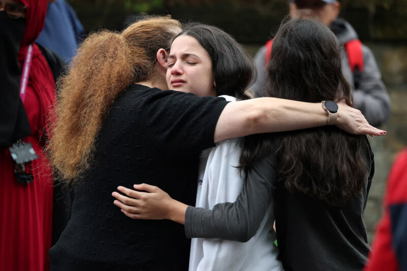 現場民眾神情哀戚。(路透社)