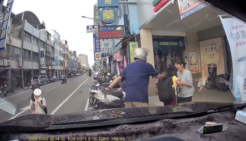 48歲邱姓男子2日在苗栗市持刀隨機傷人，一度在超商前抓住國小女童，安親班女老師奮勇刀下搶人，把女童拉回到自己身邊。（民眾提供）中央社記者管瑞平傳真　114年10月3日