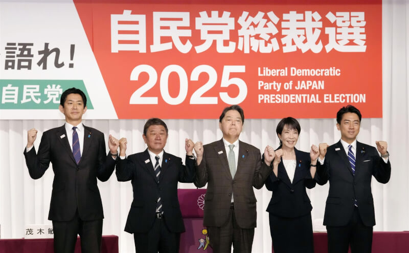日本自民黨總裁（黨主席）選舉候選人前經濟安全保障大臣小林鷹之（左起）、自民黨前幹事長茂木敏充、官房長官林芳正、前經濟安全保障大臣高市早苗，以及農林水產大臣小泉進次郎9月23日在聯合記者會前合影。（共同社）