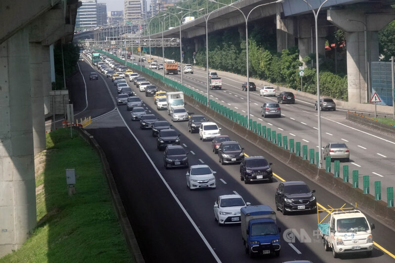 中秋節連假國道將湧入出遊車潮。（中央社檔案照片）