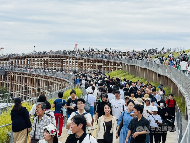 圖為大阪世博會場內湧入大量人潮。（中央社檔案照片）