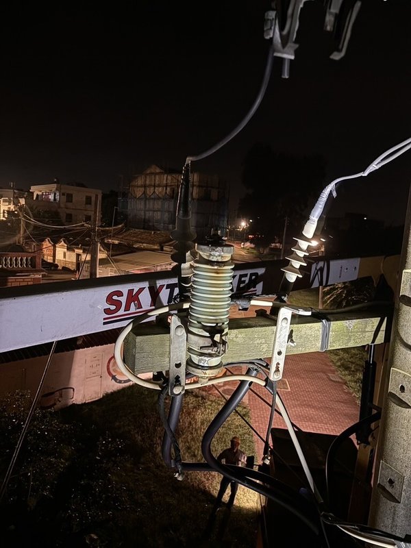 金門金城前水頭、賢聚一帶3日凌晨有348戶停電，台電金門區營業處表示，停電是因為電線桿上避雷器受鹽塵害導致故障，經台電人員搶修後全數復電。（台電金門區處提供）中央社記者吳玟嶸傳真　114年10月3日