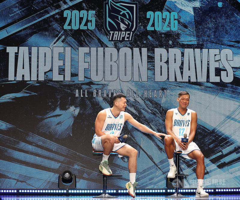 台灣職籃P. LEAGUE+台北富邦勇士當家球星「野獸」林志傑(右)確定將於本季結束後正式退役,3日開季記者會上,他與隊友周桂羽(左)分享新賽季目標與引退想法。中央社記者張新偉攝 114年10月3日