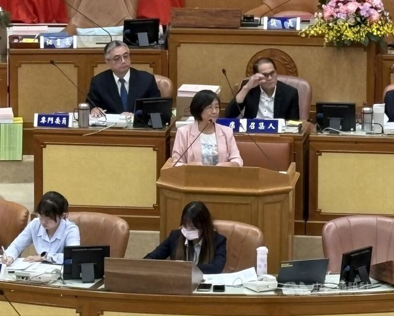 新北市失智守護站目前有逾5000處據點，有議員3日質詢時指出，守護站轉介個案至衛生所情形未如預期。衛生局長陳潤秋（中立者）表示，現已修改流程，只要有個案名字就能通報轉介至衛生所，同時新增失智個案管理系統，讓通報流程更簡便。中央社記者曹亞沿攝  114年10月3日