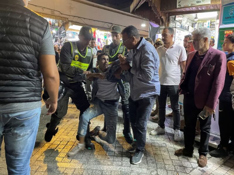 圖為摩洛哥抗議青年遭執法人員帶走。（路透社）